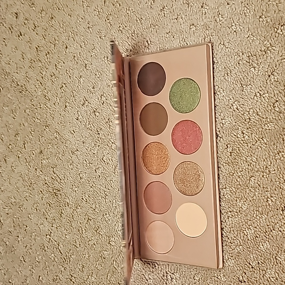 Essence Eyeshadow Palette